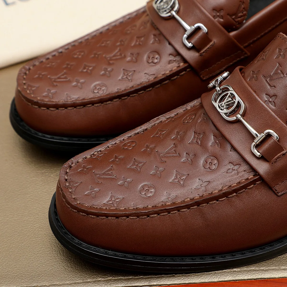 Men's shoes 460 💰 Louis Vuitton LV ® 🆕 model 🔛 full shoe counter, first layer cowhide, 🐂leather lining casual shoes for men, super soft outsole, a must-have for driving. Synchronized with the counter, original first layer cowhide, completely 1:1 mold customization 🌹 top version, color optional! Number: 38-44 (45.46 customized)